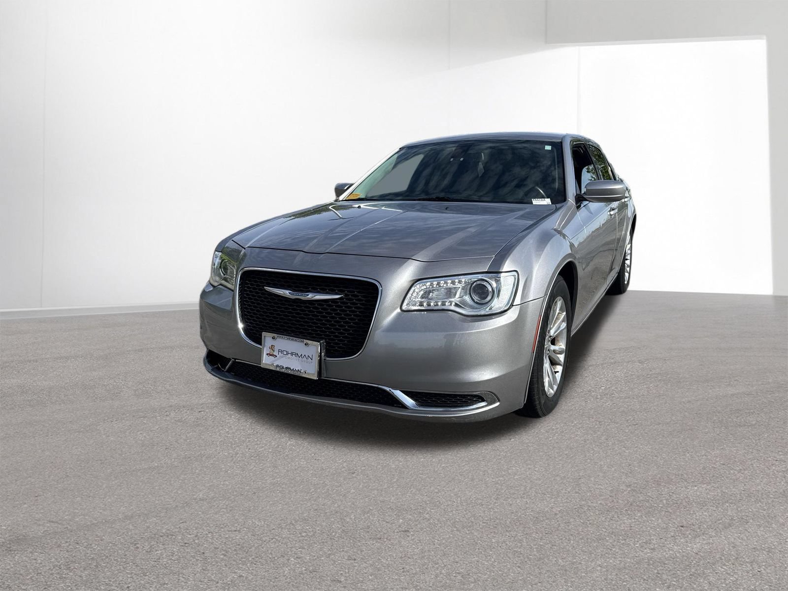 Used 2017 Chrysler 300 Limited RWD image 2