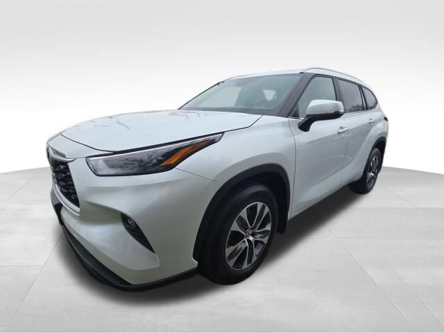 Used 2023 Toyota Highlander XLE image 2