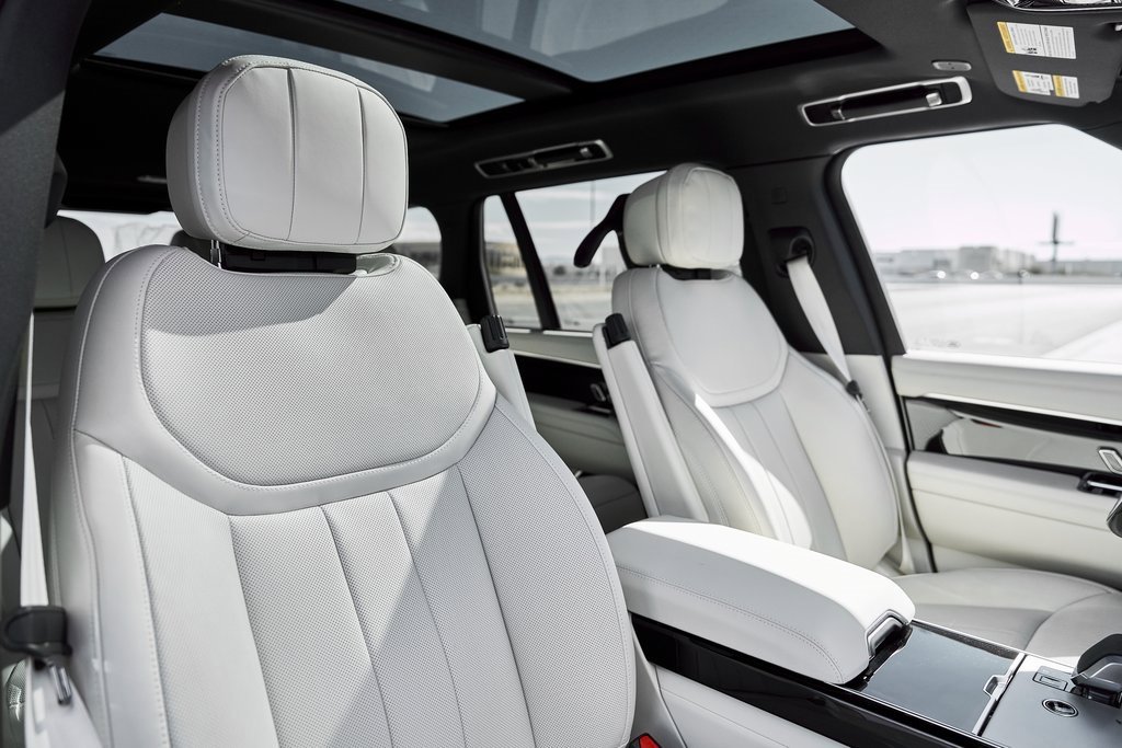 Used 2026 Land Rover Range Rover Long Wheelbase SE image 39