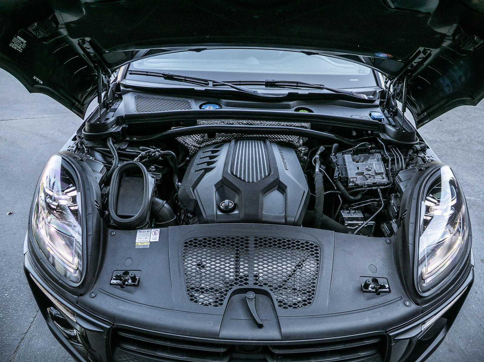 Certified 2023 Porsche Macan AWD/4WD image 22