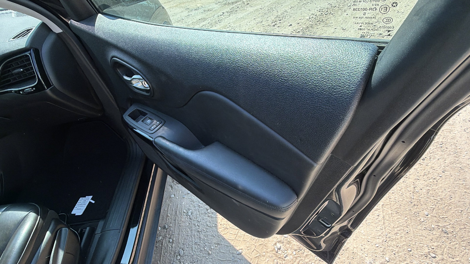 Used 2021 Jeep Cherokee Latitude Plus FWD image 17