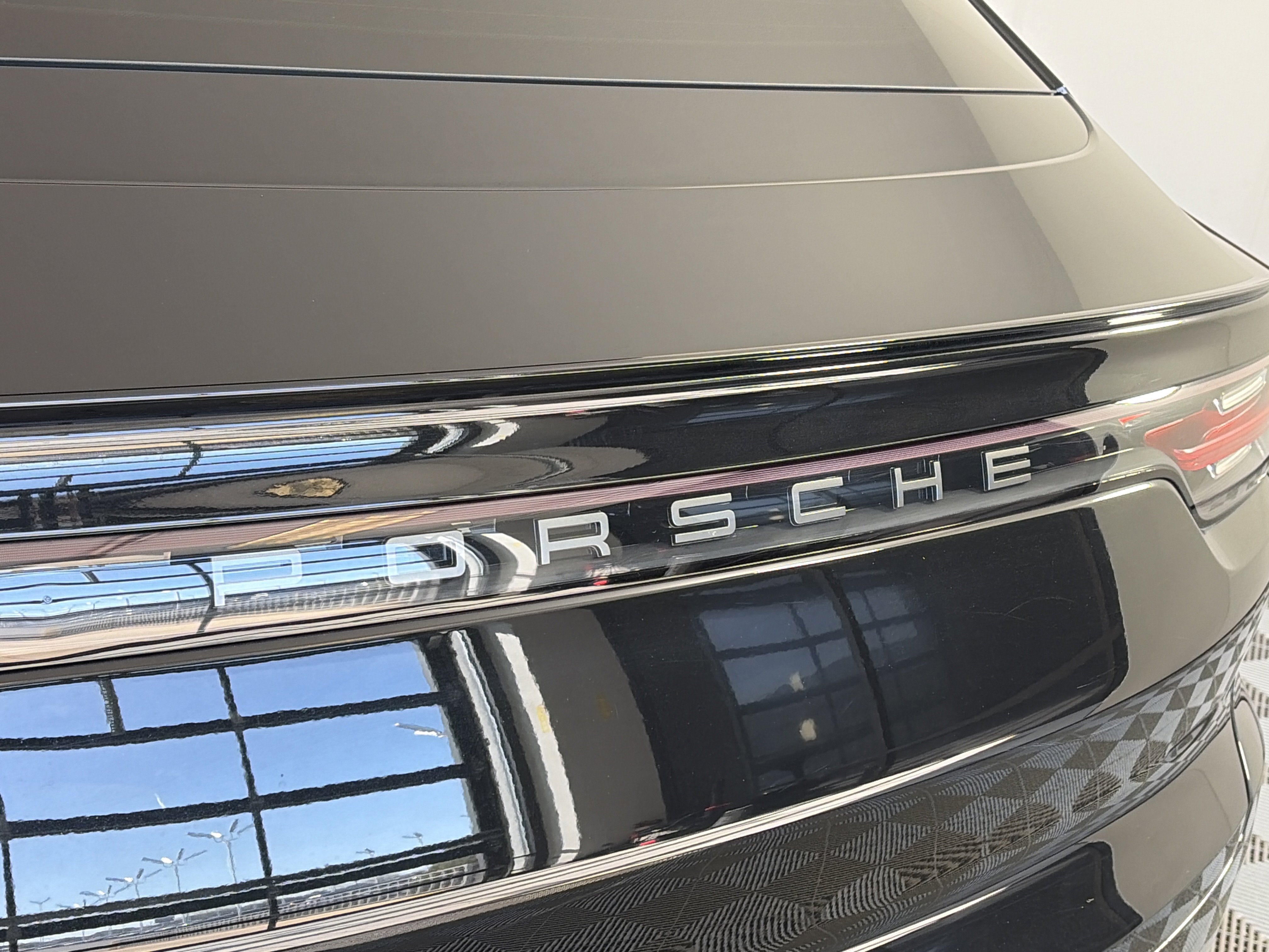 Used 2023 Porsche Cayenne Platinum Edition image 16