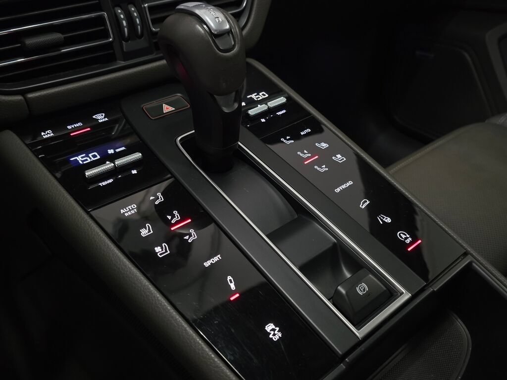 Certified 2024 Porsche Macan AWD/4WD image 18