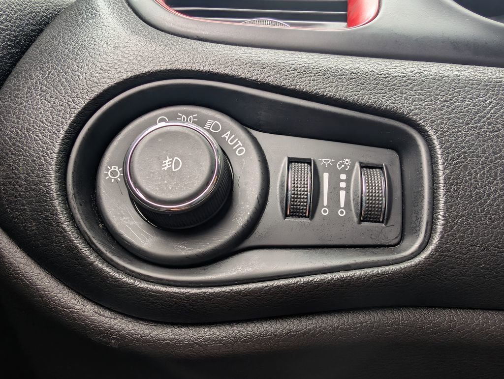 Used 2016 Jeep Renegade Trailhawk AWD/4WD image 36