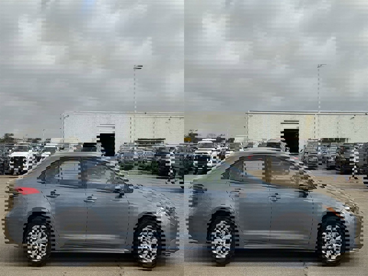 Used 2022 Toyota Corolla LE image 3