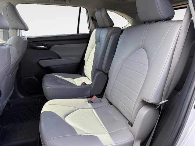 Used 2023 Toyota Highlander XLE AWD/4WD image 17