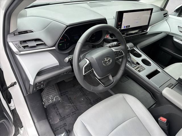 Used 2025 Toyota Sienna XLE AWD/4WD image 14