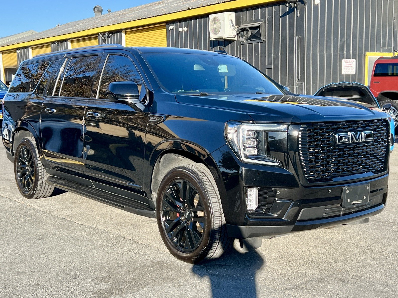 Used 2023 GMC Yukon XL SLT AWD/4WD image 4