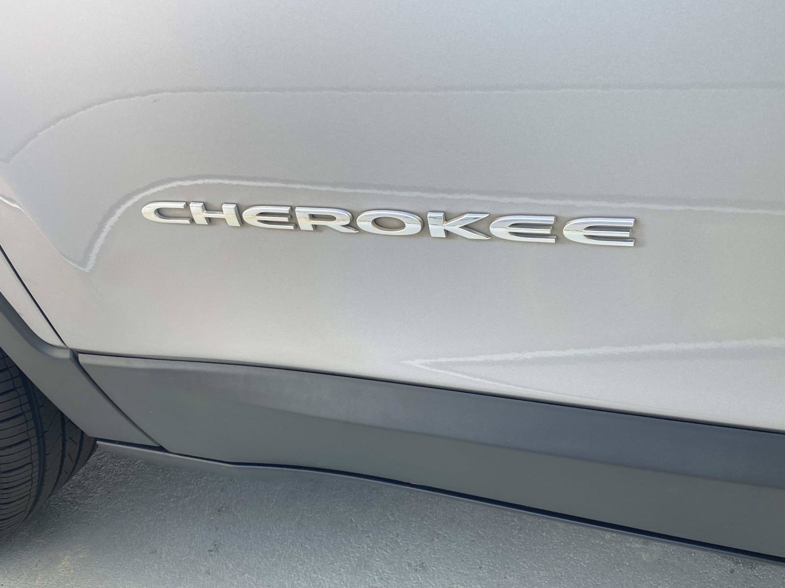 Used 2018 Jeep Cherokee Limited FWD image 11