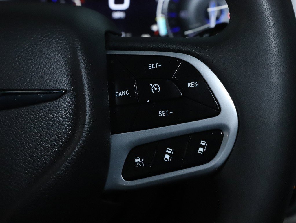 Used 2024 Chrysler Pacifica Touring-L image 23