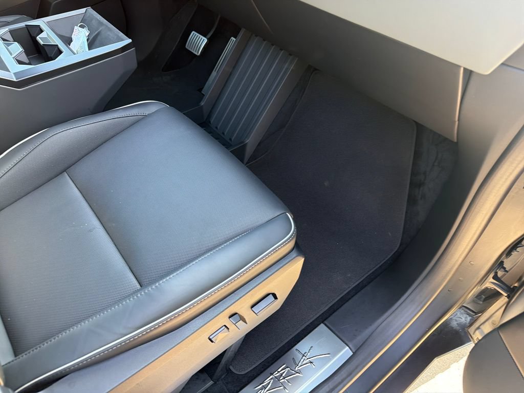 Used 2024 Tesla Cybertruck AWD Crew Cab image 41