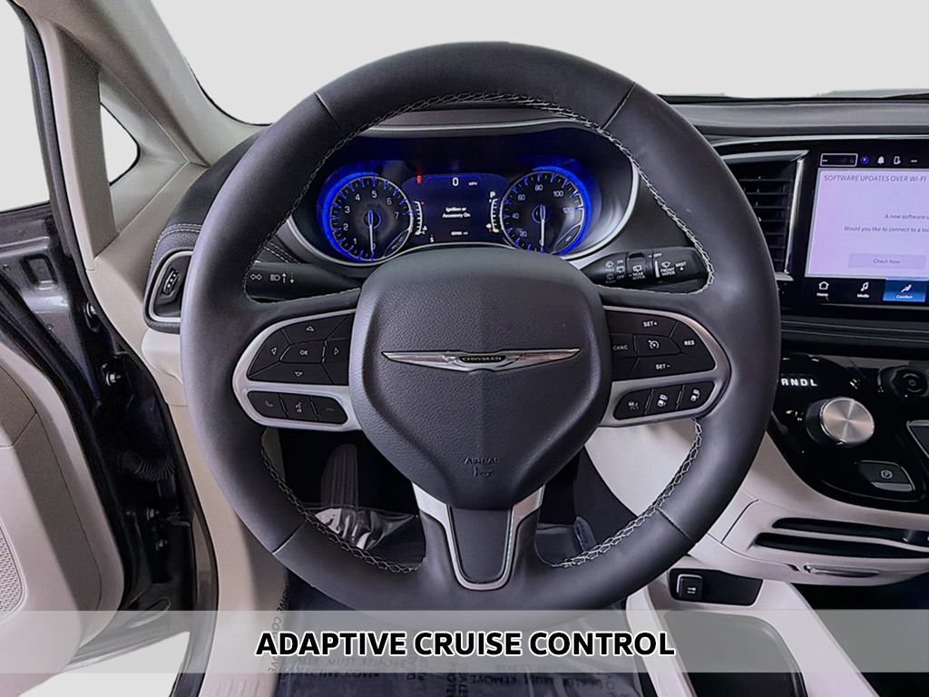 Used 2023 Chrysler Pacifica Touring-L AWD/4WD image 3