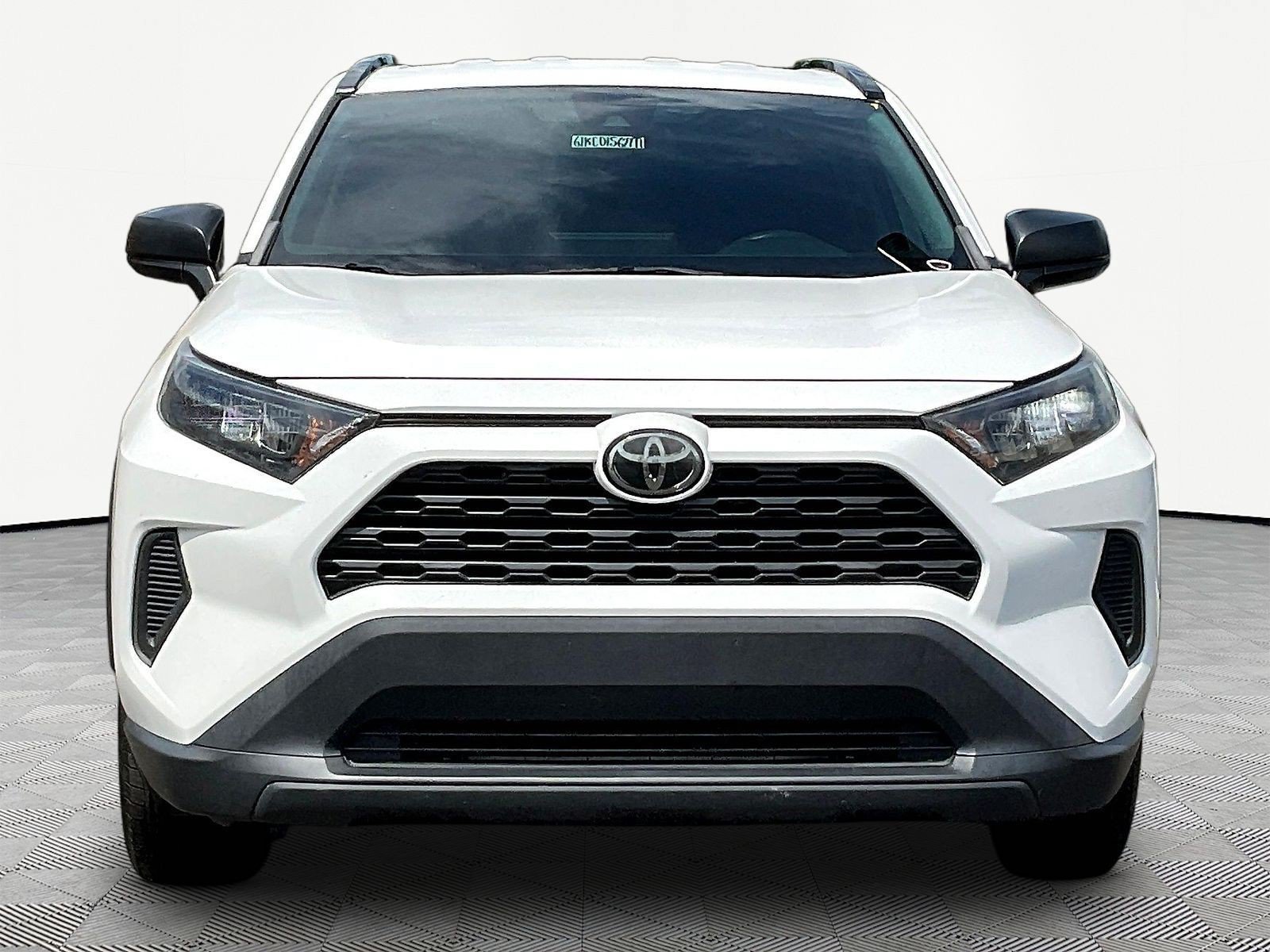 Used 2019 Toyota RAV4 LE AWD/4WD image 2