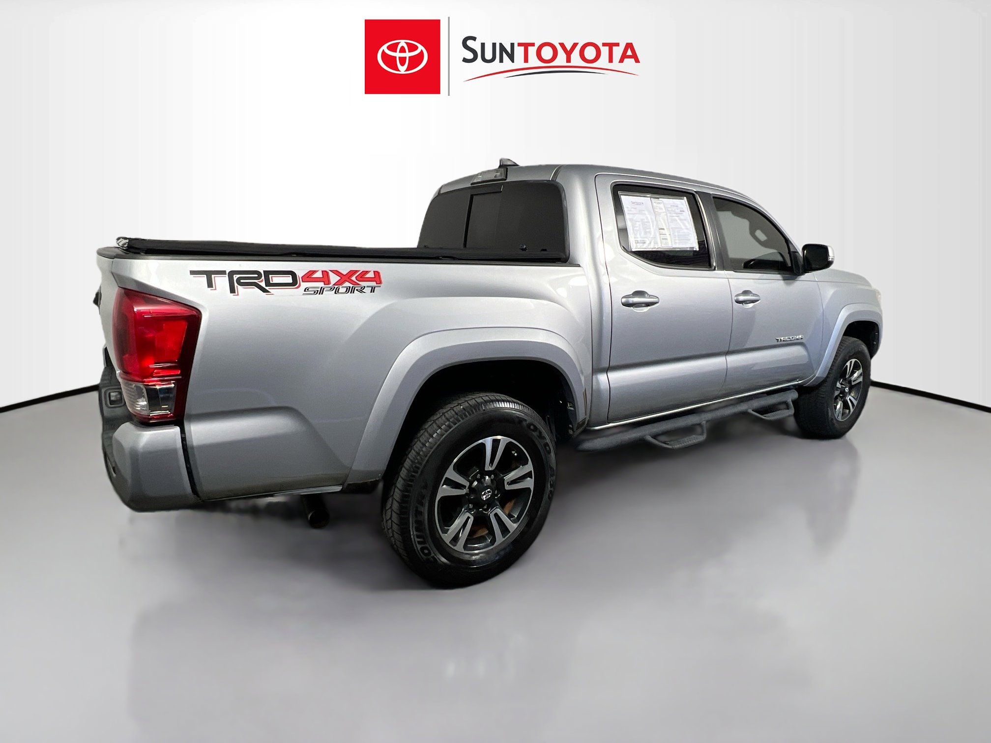 Used 2017 Toyota Tacoma TRD Sport w/ Tow Package (A/T) image 4
