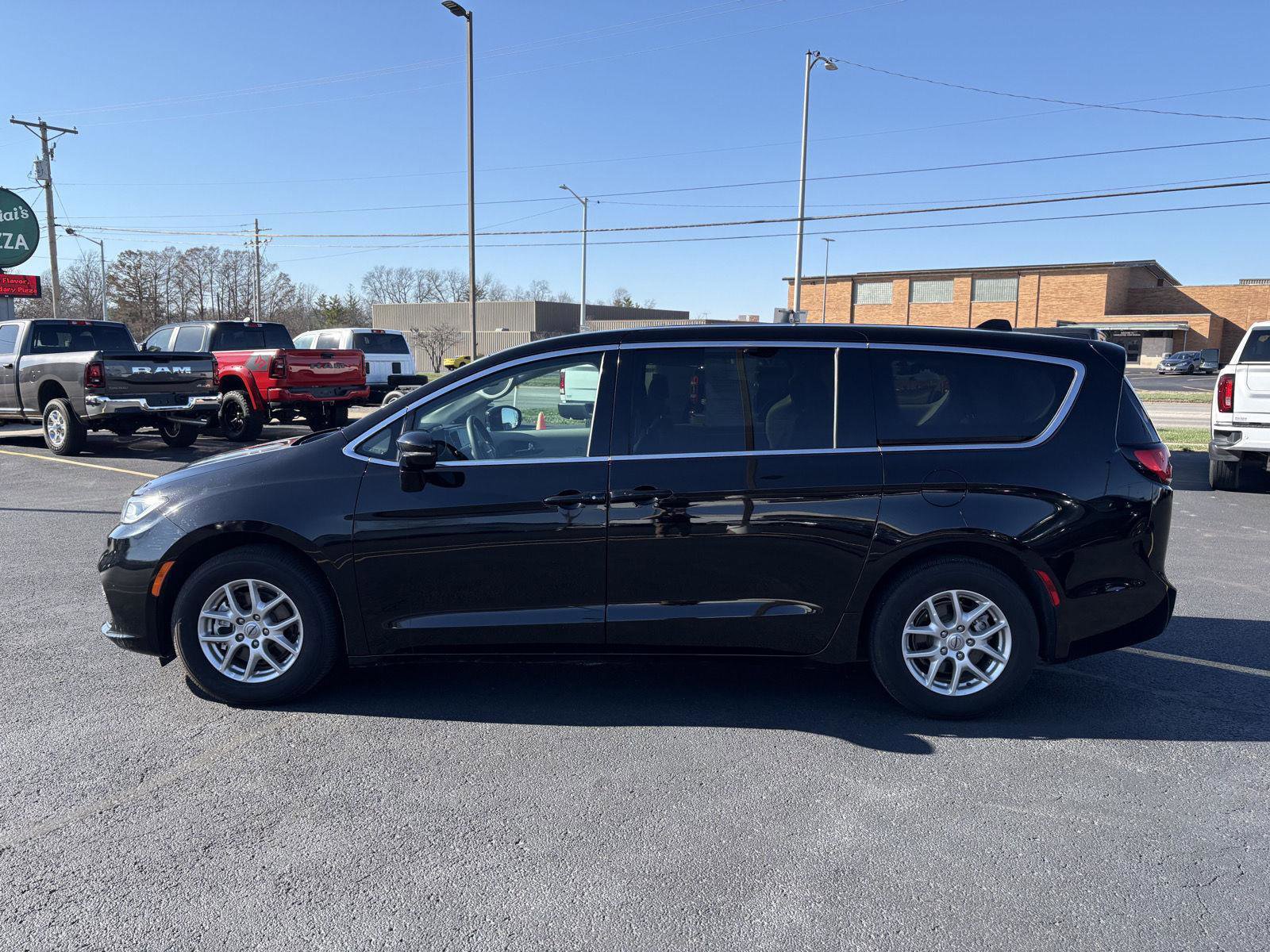 Used 2024 Chrysler Pacifica Touring-L image 22