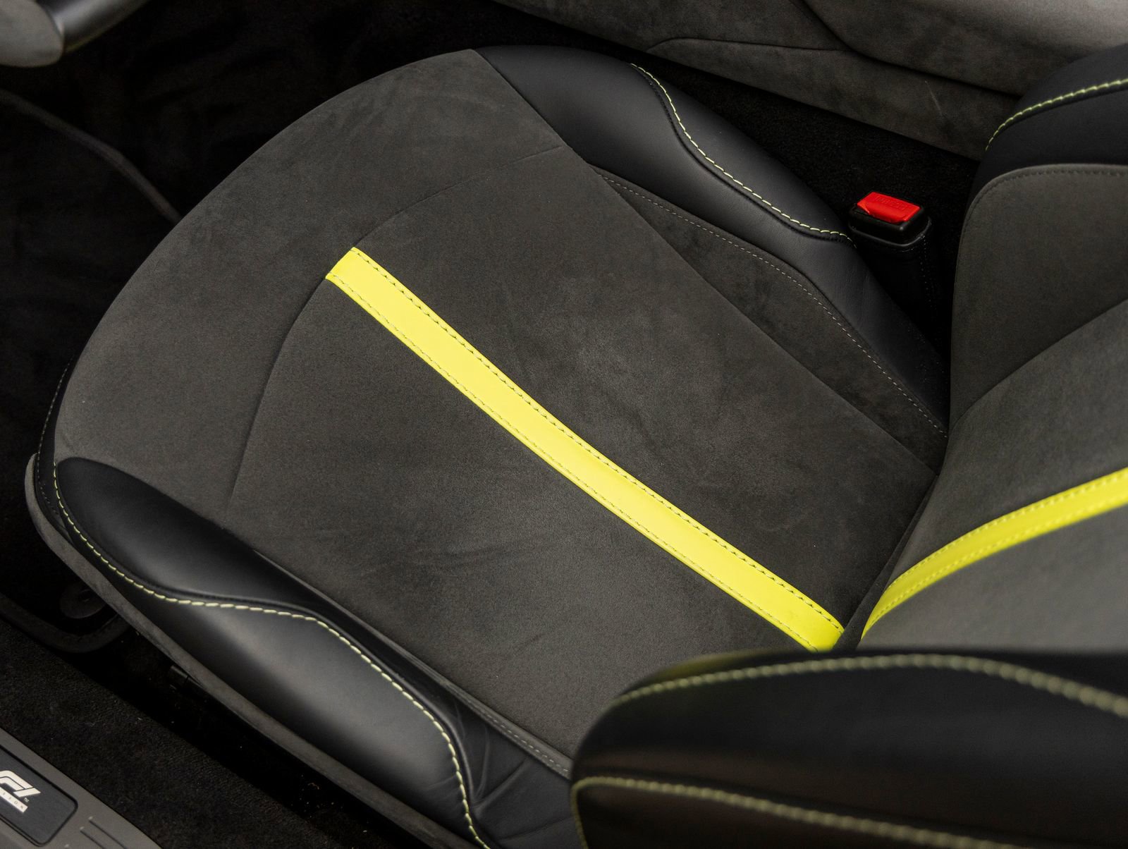 Used 2023 Aston Martin V8 Vantage Roadster RWD image 25