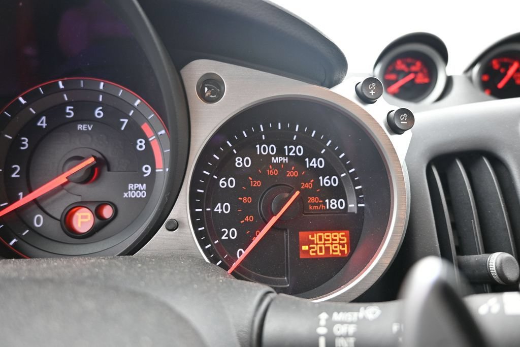 Used 2016 Nissan 370Z Coupe RWD image 21