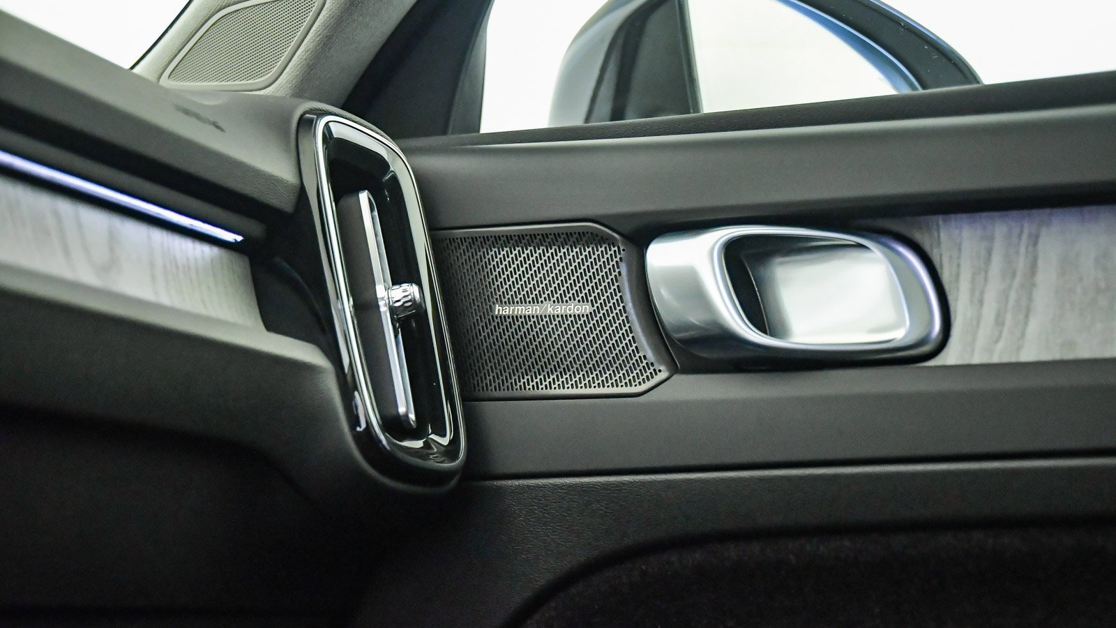 Certified 2025 Volvo XC40 B5 Plus w/ Climate Package image 26