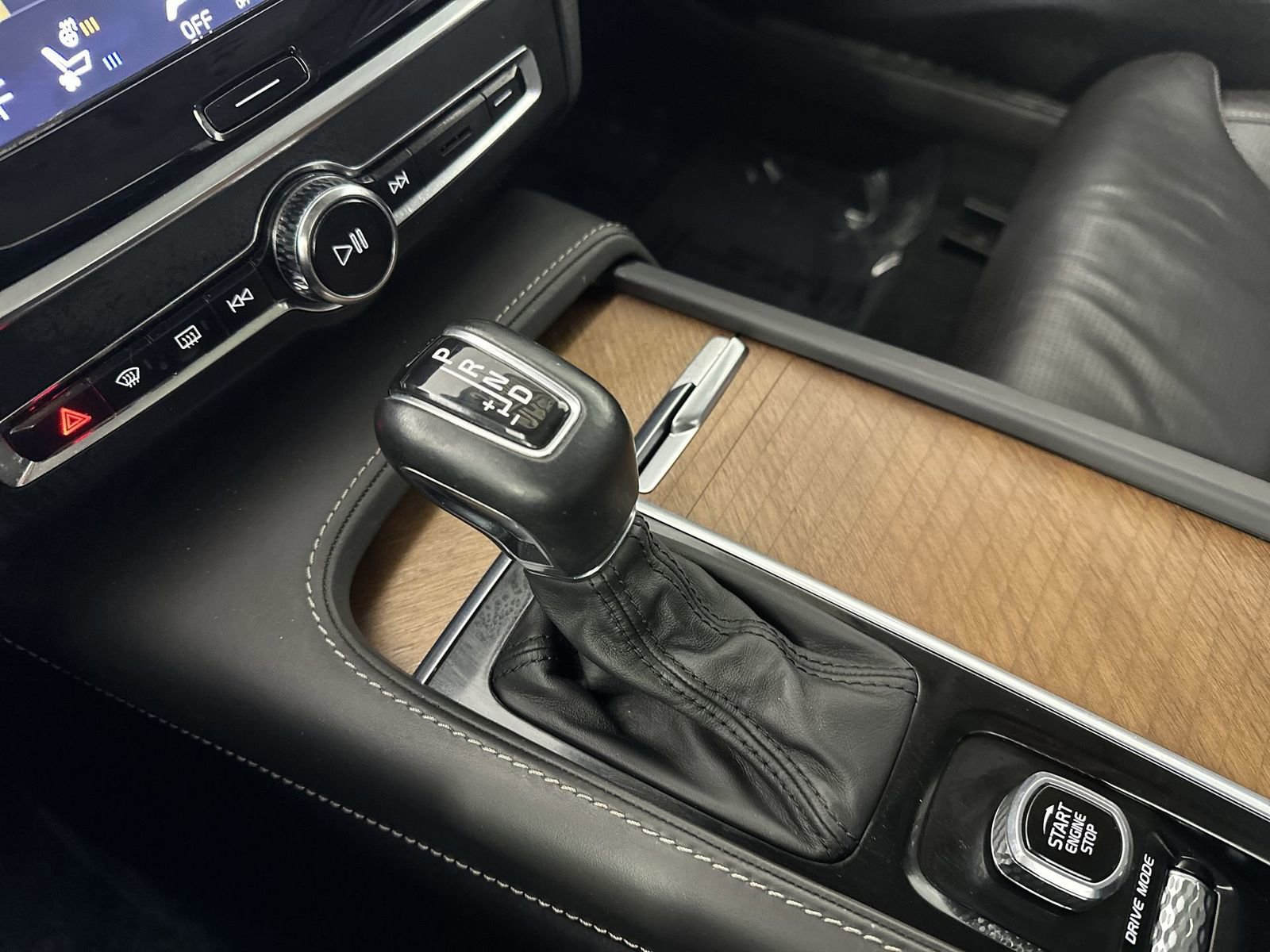 Used 2018 Volvo S90 T6 Inscription image 24