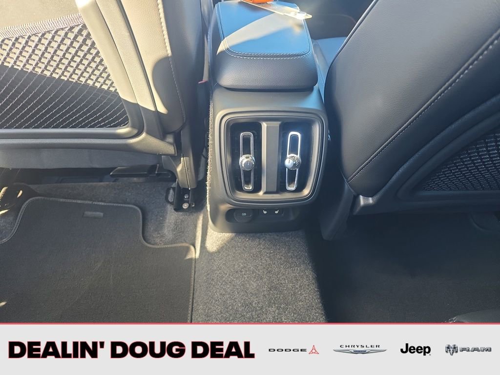 Used 2025 Volvo XC40 B5 Core image 26