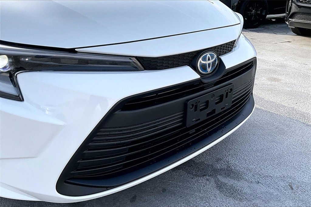 Used 2025 Toyota Corolla LE w/ LE Premium Package image 31