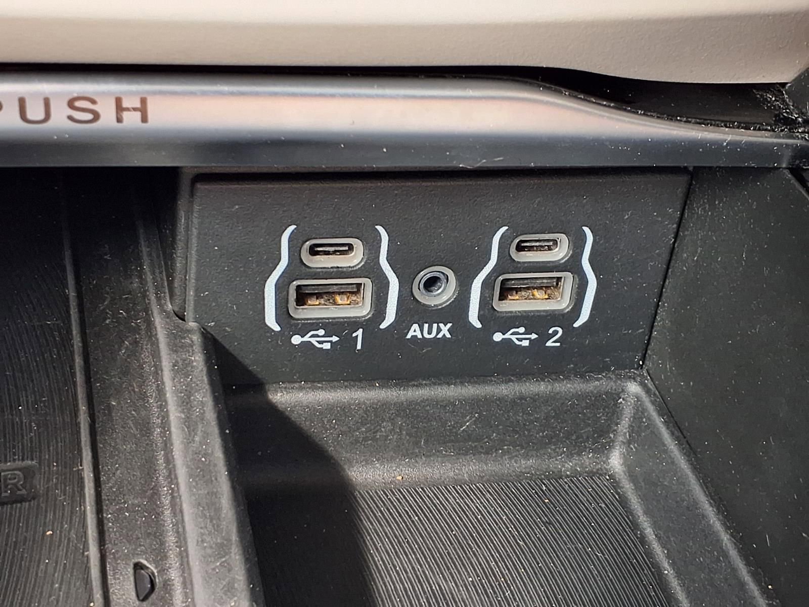 Used 2023 Chrysler Pacifica Limited image 12