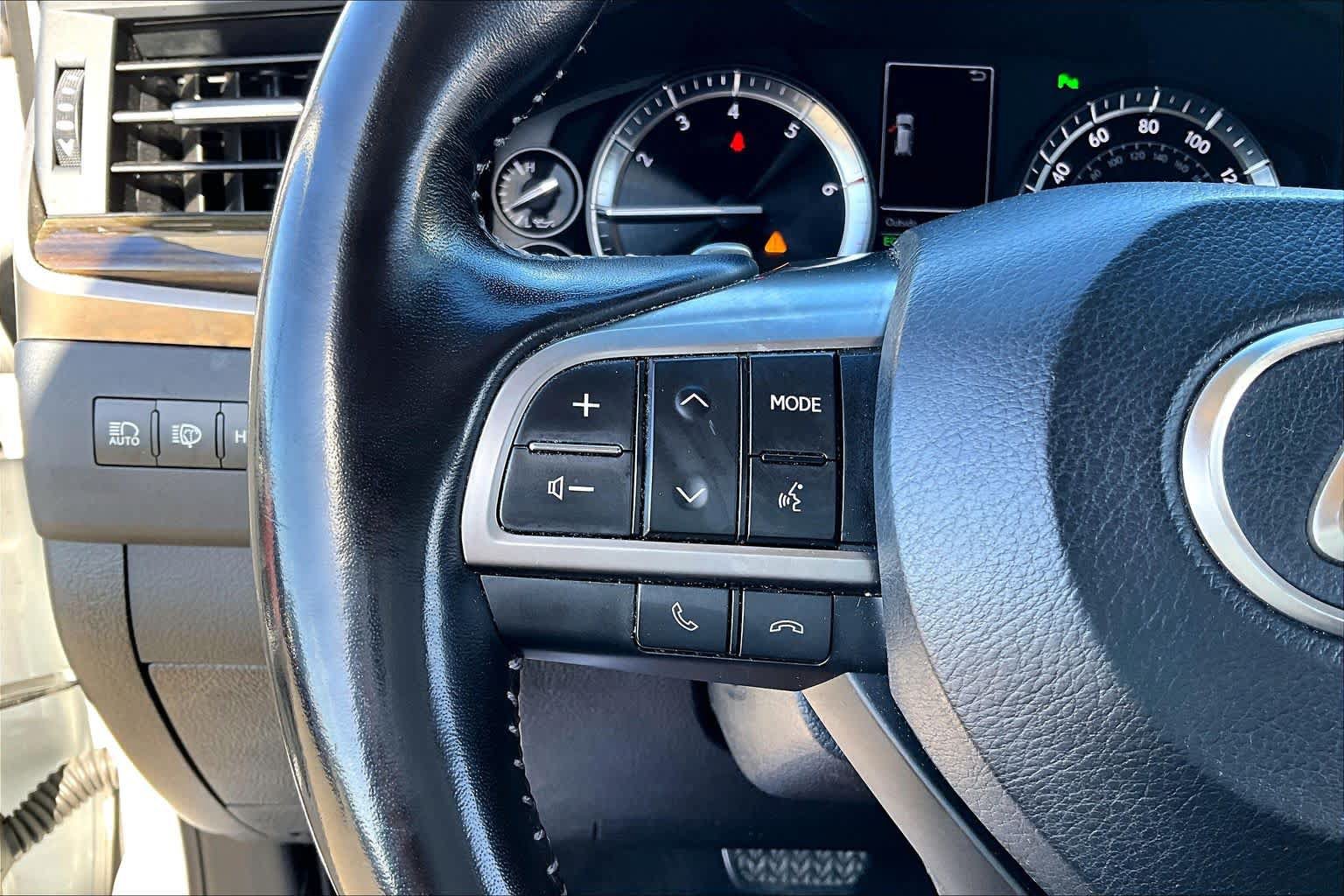 Used 2021 Lexus LX 570 4WD w/ Luxury Package image 21