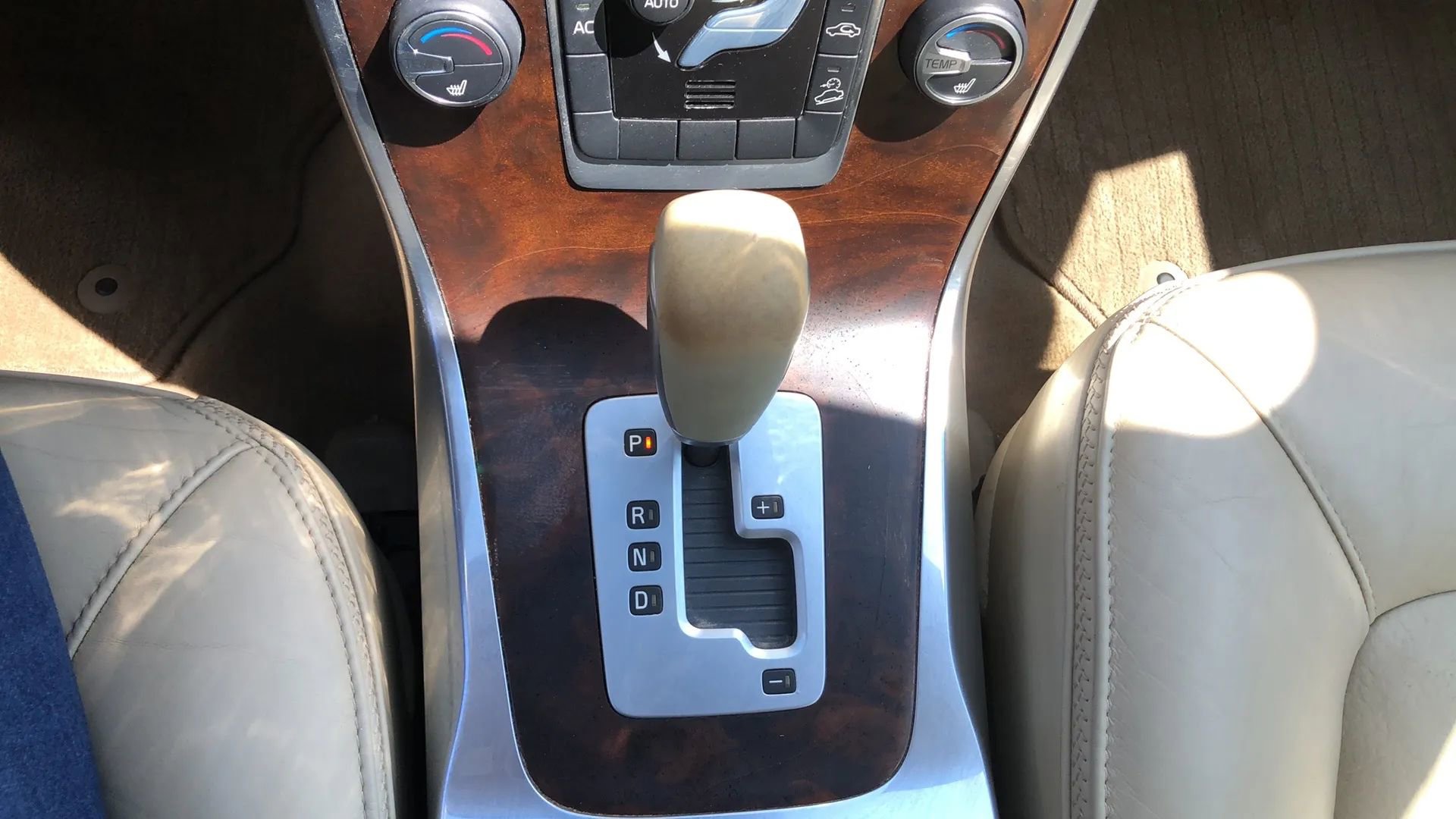 Used 2012 Volvo XC70 3.2 image 28