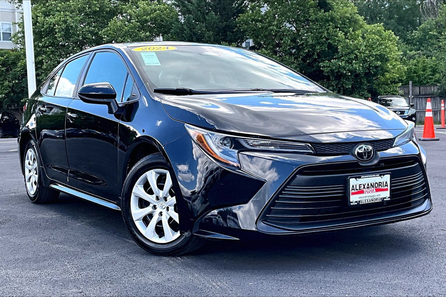 Used 2024 Toyota Corolla LE FWD image 2