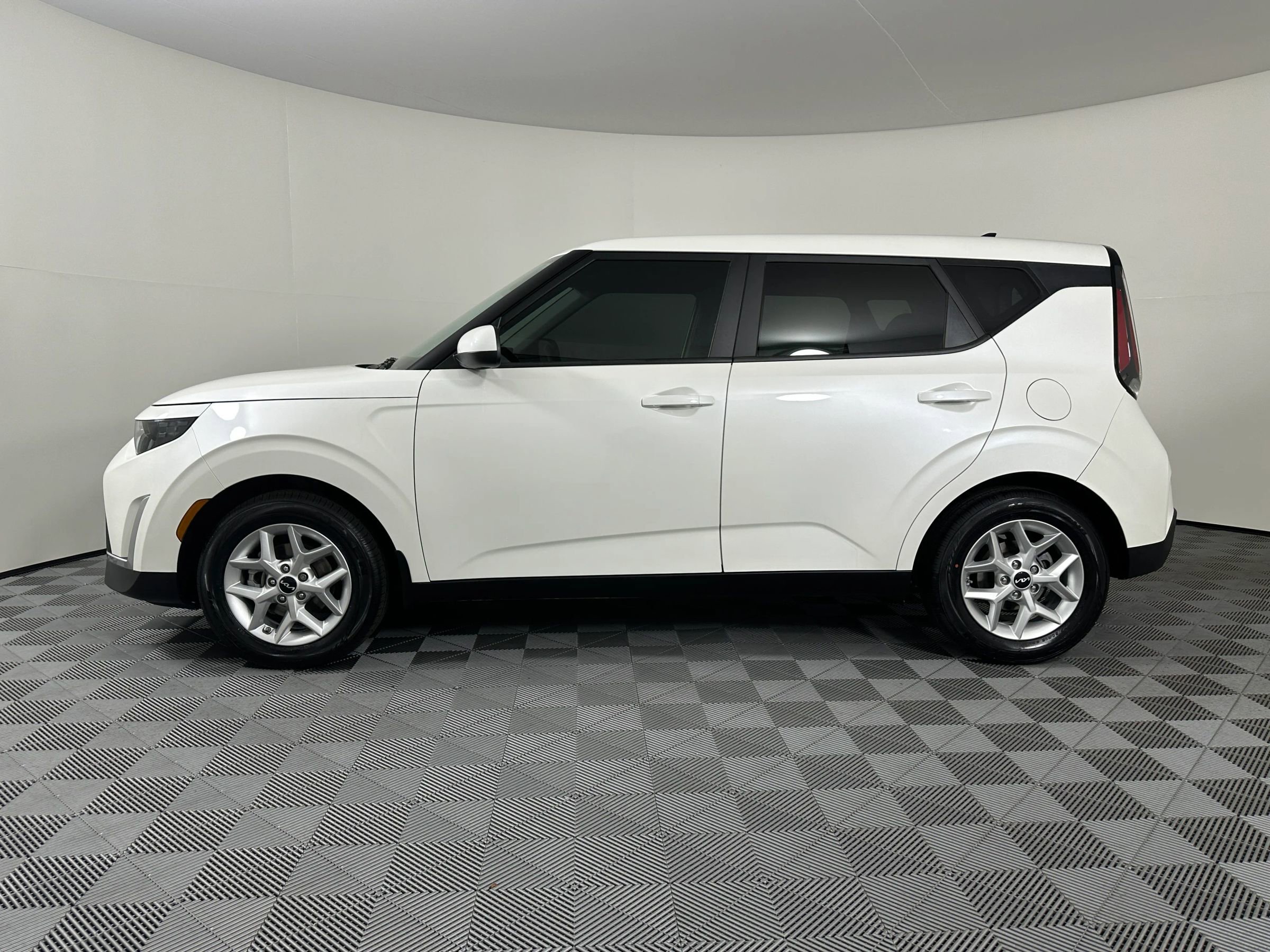 Used 2023 Kia Soul LX w/ LX Technology Package image 14