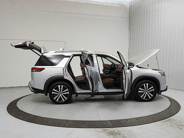 Used 2025 Nissan Pathfinder Platinum w/ Cargo Package image 16