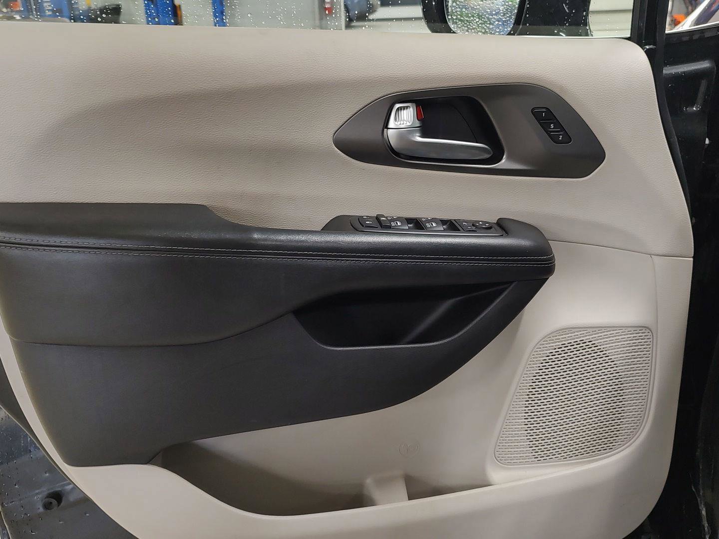 Used 2019 Chrysler Pacifica Limited image 19