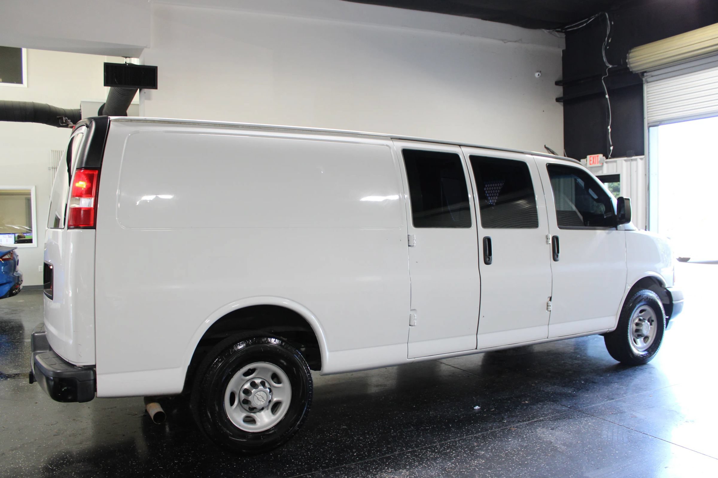 Used 2017 Chevrolet Express 2500 Extended RWD image 3