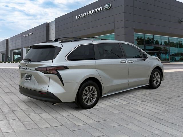 Used 2023 Toyota Sienna XLE FWD image 5
