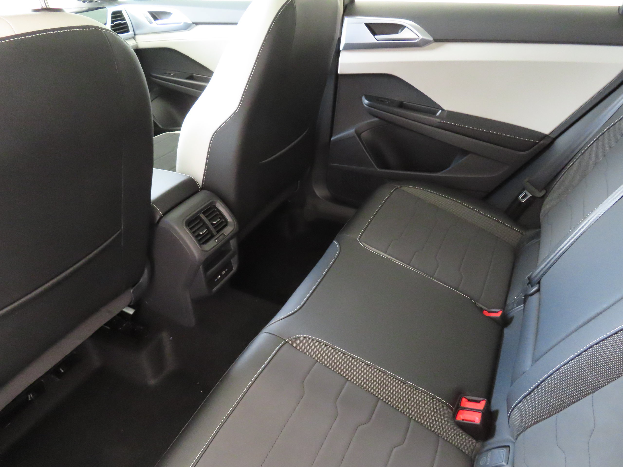 New 2026 Volkswagen Taos SE FWD image 21