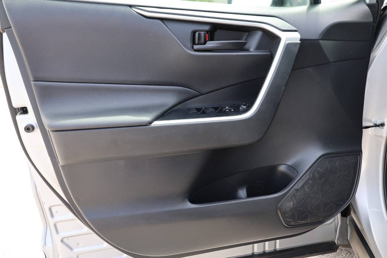 Used 2020 Toyota RAV4 LE AWD/4WD image 12