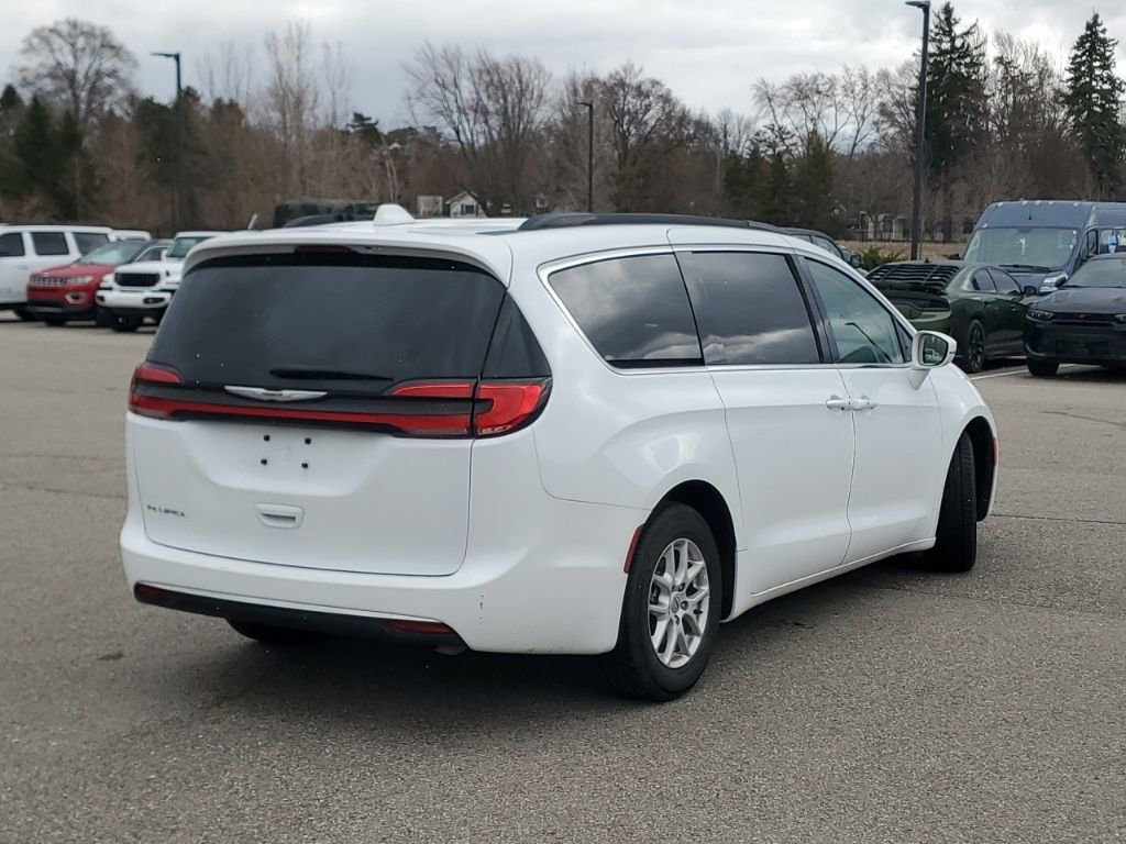Used 2022 Chrysler Pacifica Touring-L FWD image 2