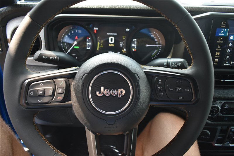 Used 2024 Jeep Wrangler Unlimited w/ Convenience Group AWD/4WD image 12
