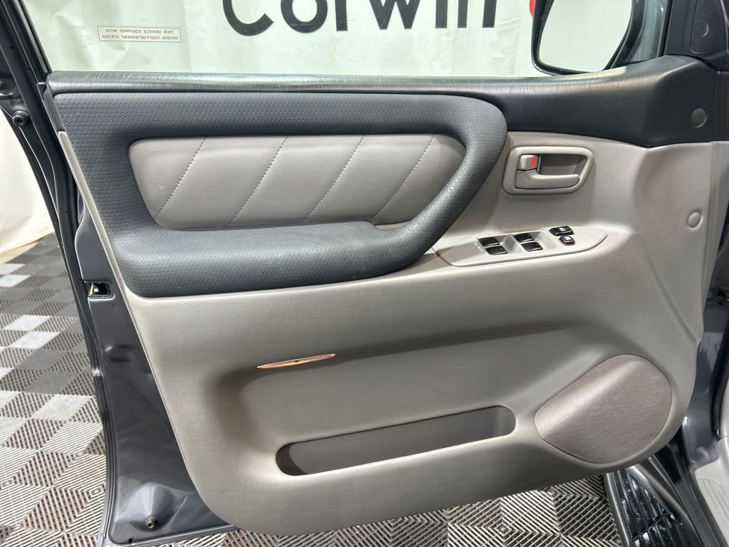 Used 2004 Toyota Land Cruiser image 23