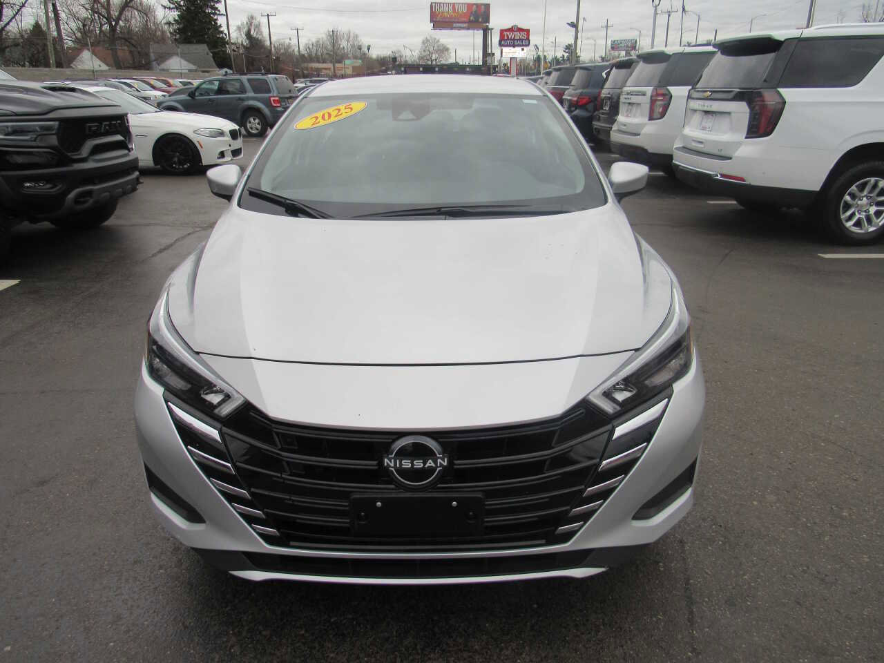 Used 2025 Nissan Versa SV image 2