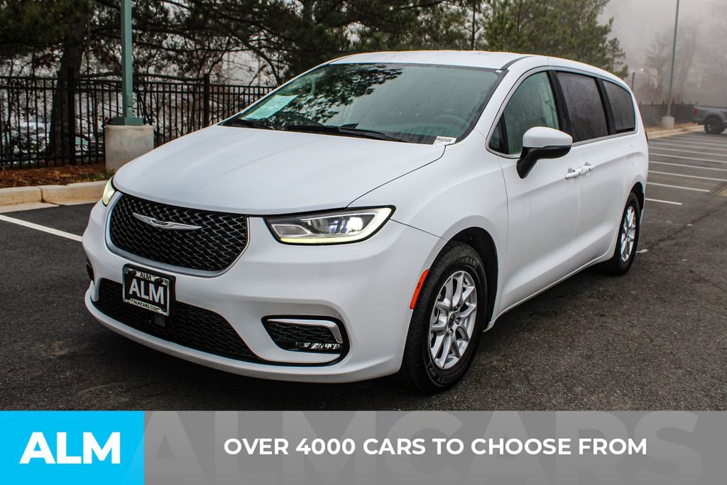 Used 2023 Chrysler Pacifica Touring-L image 3