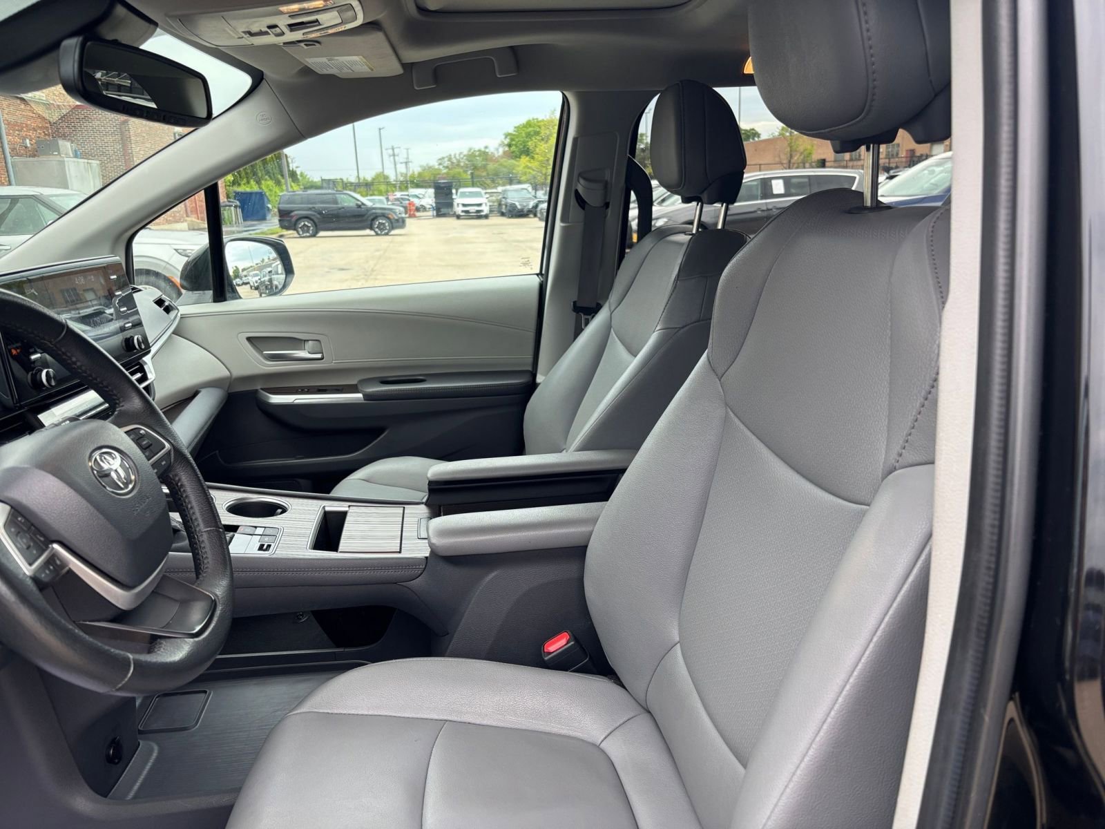 Used 2024 Toyota Sienna XLE FWD image 27