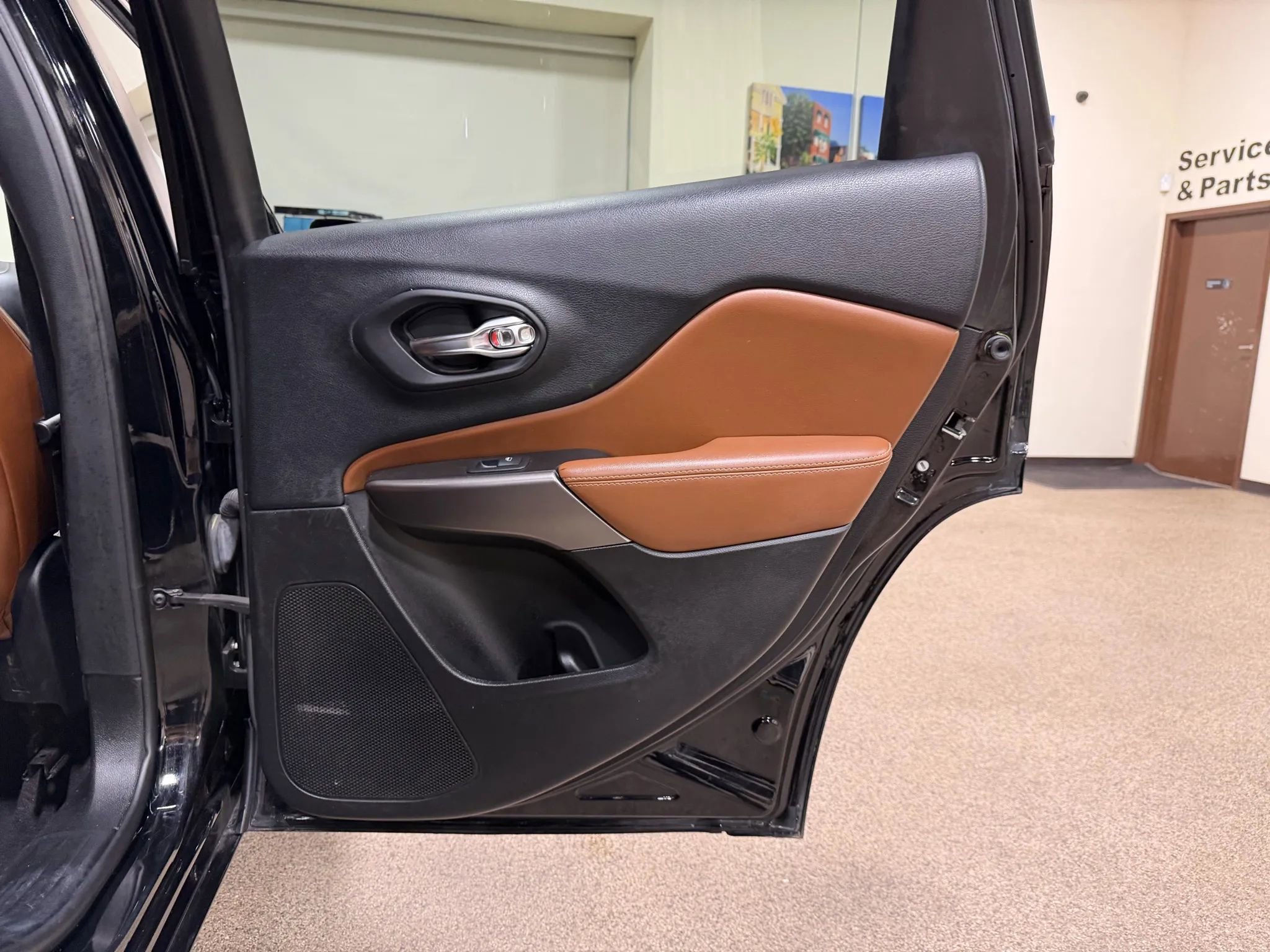 Used 2019 Jeep Cherokee Overland w/ Technology Group image 27