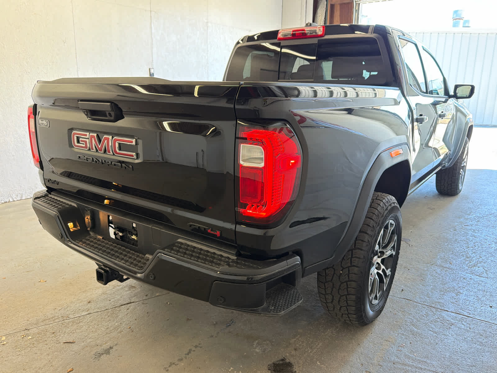 Used 2023 GMC Canyon AT4 w/ AT4 Premium Package AWD/4WD image 5