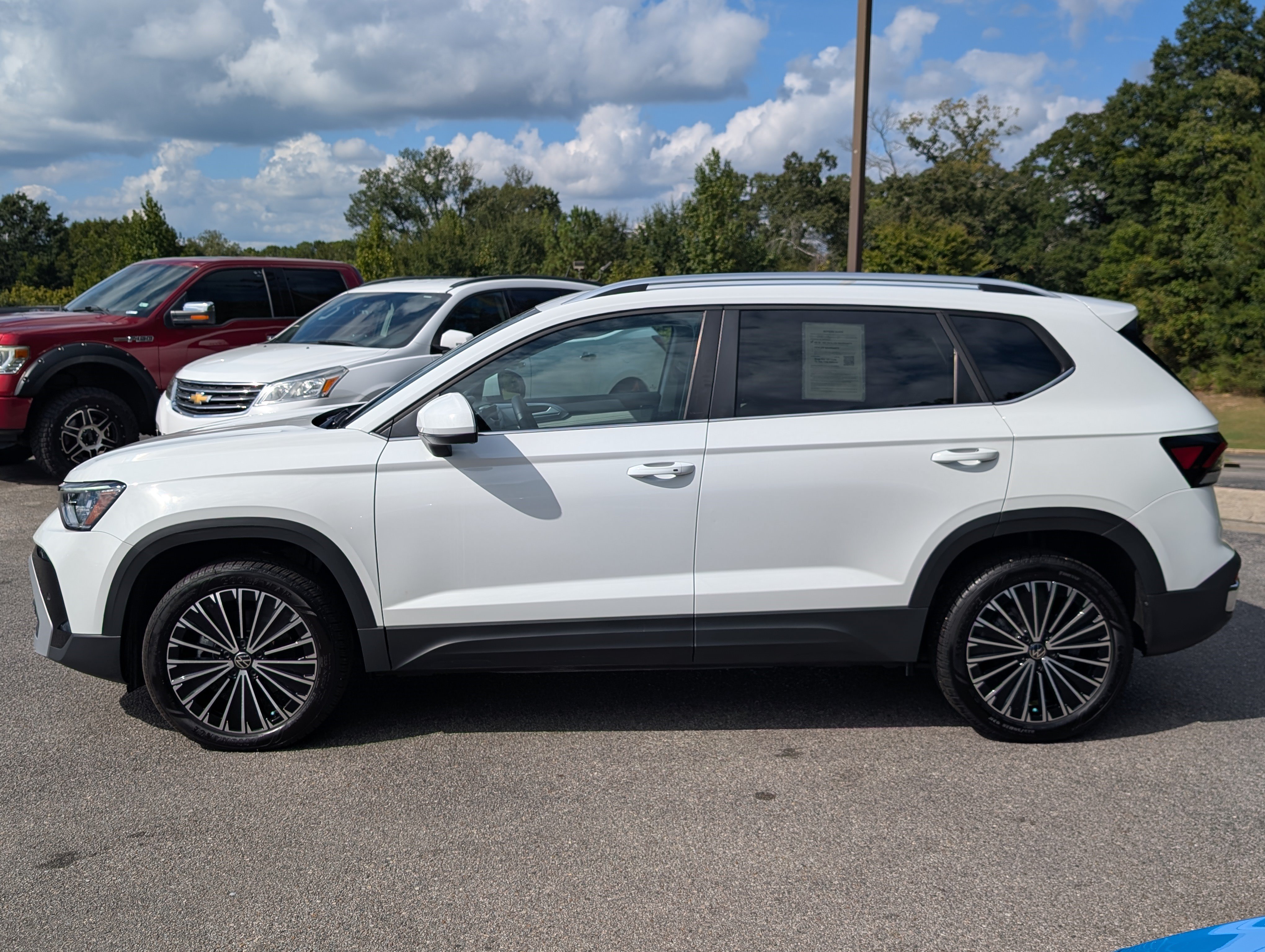 Used 2025 Volkswagen Taos SE FWD image 6