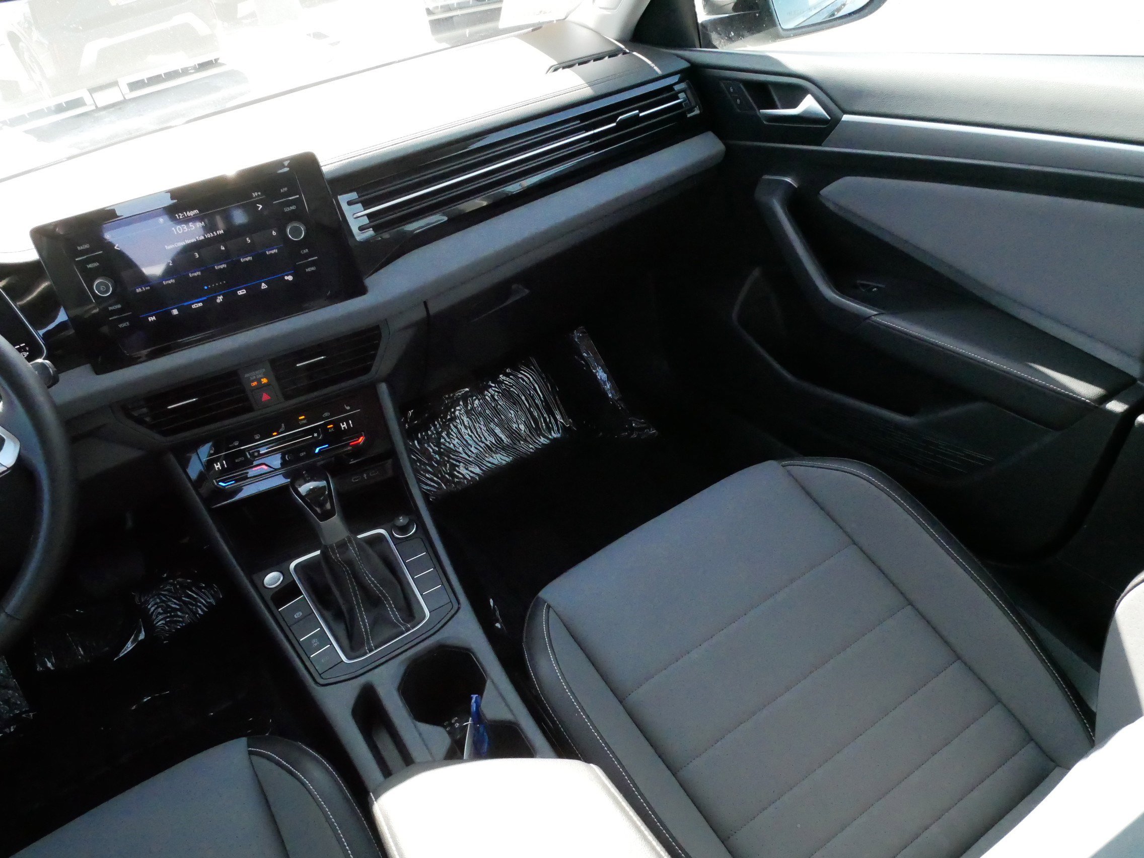 Certified 2025 Volkswagen Jetta SE w/ Sunroof Package image 11