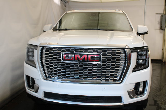 Used 2021 GMC Yukon Denali w/ Denali Premium Package AWD/4WD image 3