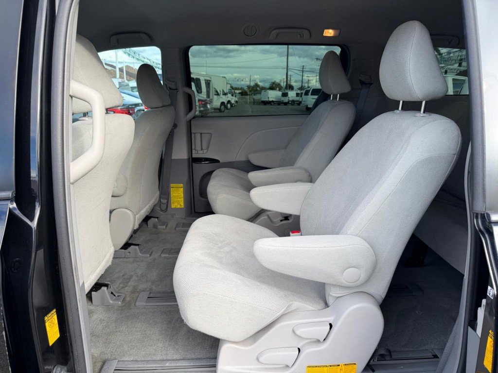 Used 2014 Toyota Sienna L image 35