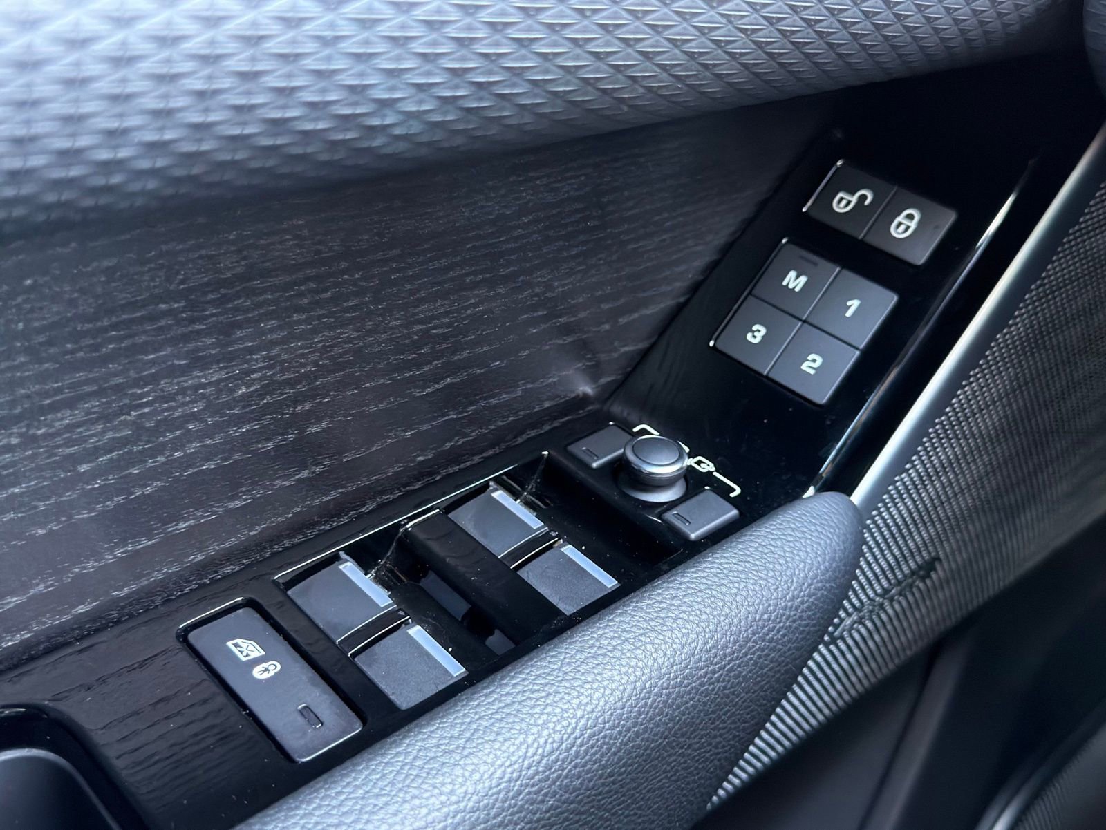 Used 2019 Land Rover Range Rover Velar R-Dynamic SE image 22