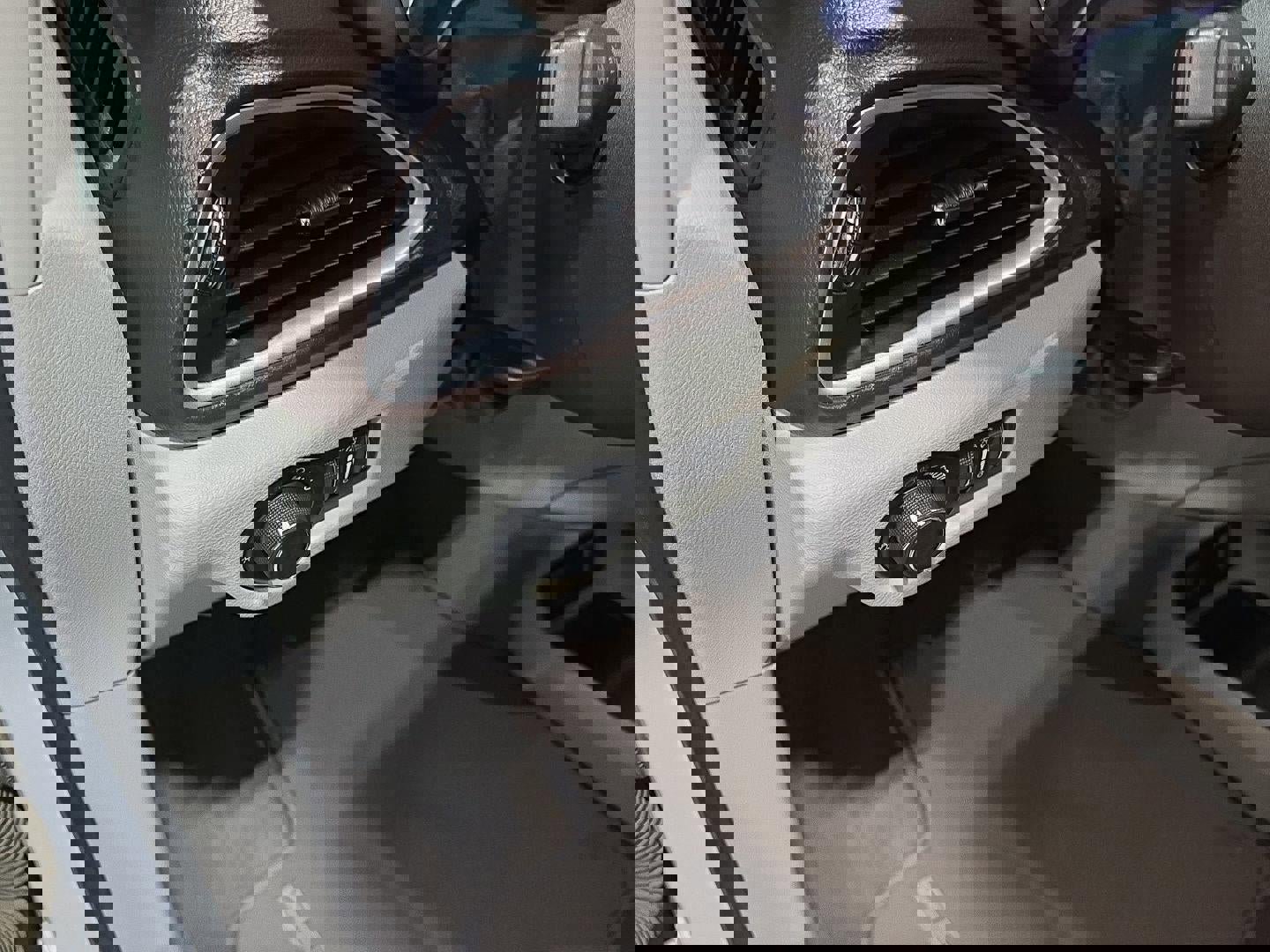 Used 2017 Chrysler Pacifica Touring image 8